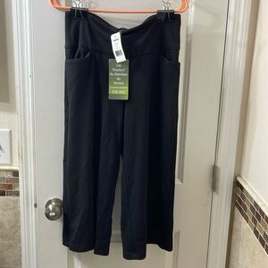 NWT Swing Control wide leg capri pants. Athletic wear. Pockets! Black. Size 6